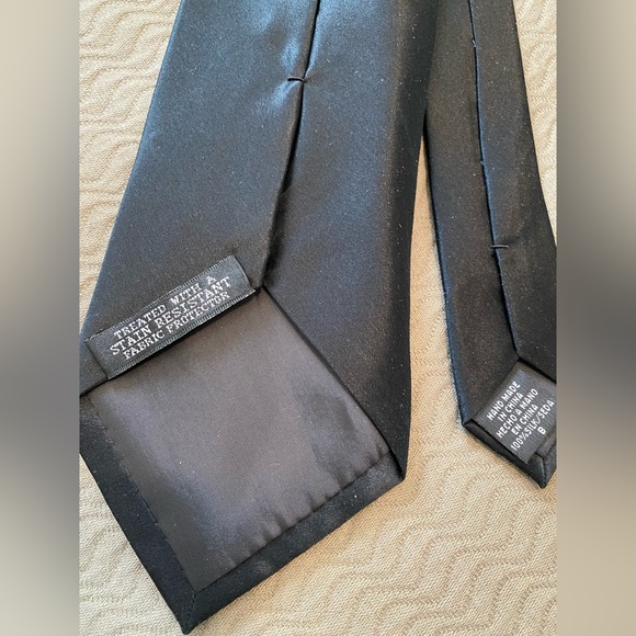 Geoffrey Beene black shiny 100% silk necktie men’s tie formal wedding suit sharp - Picture 2 of 4